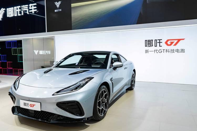 重庆63哪吒汽车在智能汽车领域的表现，领途汽车在新能源汽车市场中的影响力